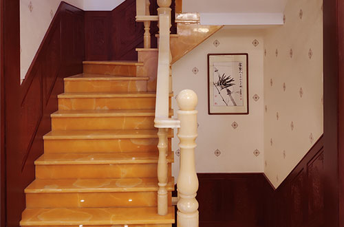 神湾镇中式别墅室内汉白玉石楼梯的定制安装装饰效果