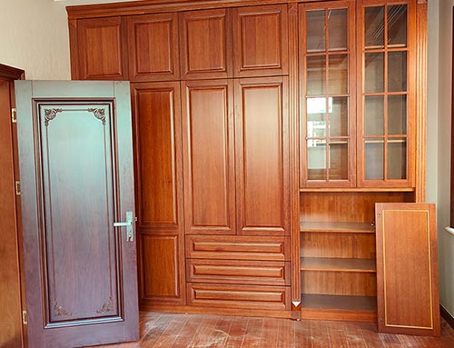 神湾镇中式家庭装修里定制的实木衣柜效果图